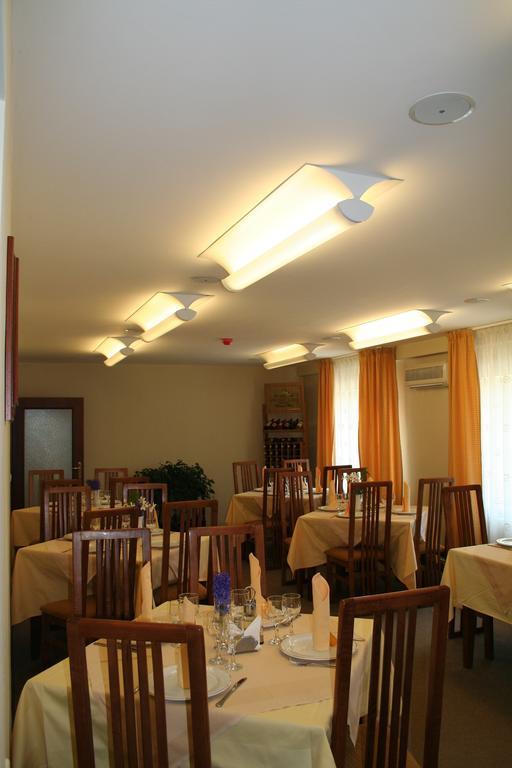 Hotel Baneasa Parc Bucarest Exterior foto